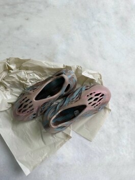 Шлепки Yeezy 11065 - image 3 - Photo 3