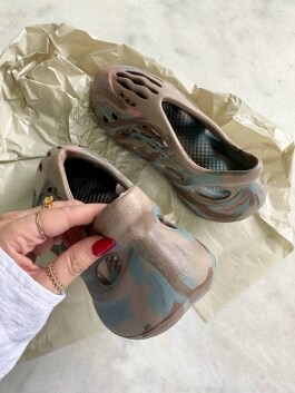 Шлепки Yeezy 11065 - image 11 - Photo 11