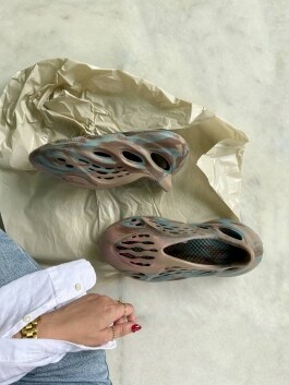 Шлепки Yeezy 11065 - image 4 - Photo 4
