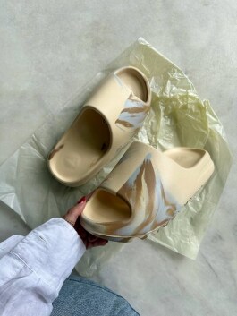Шлепки Yeezy 11067 - image 4 - Photo 4