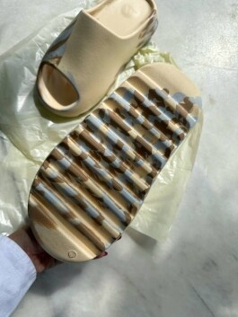 Шлепки Yeezy 11067 - image 9 - Photo 9