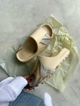 Шлепки Yeezy 11067 - image 3 - Photo 3
